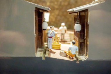 Osaka, Japonya, 19 Şubat 2018: 1800 's ikiye ayırmak Closeup antik Japon minyatür modeller ve günlük yaşamda Japon halkı ev. Tarihin Osaka müzede göster. Osaka ili, Japonya.
