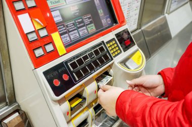 El ile Japon otomatik bilet makineleri Osaka City metro istasyonunda metro biletleri satın insanların.