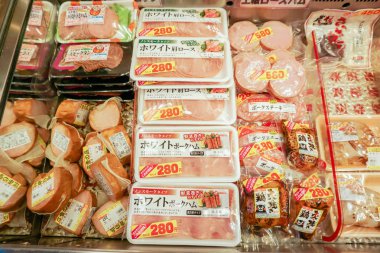 Osaka, Japonya, 19 Şubat 2018: Closeup hams ve satışında Japonya süpermarket'ın dondurucu paketlerine işlenmiş et.