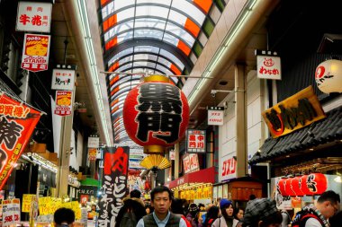 Osaka, Japonya, 19 Şubat 2018: birçok kişi ile Kuromon Ichiba taze Pazar girişinde asılı büyük kırmızı Japon kağıt fener süslemeleri ve turistler alışveriş için gel.
