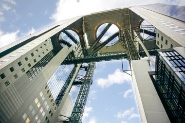 Osaka, Japonya, 19 Şubat 2018: Bak yukarı ve Osaka City parlak mavi gökyüzü altında bina Umeda gökyüzü görünümü dışında.