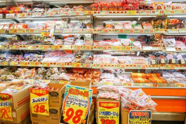Osaka, Japonya, 19 Şubat 2018: Japonya'nın süpermarkette Satılık raf dondurucu paketlerine Japon işlenmiş et dondurulmuş çeşitli.