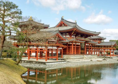 Bulutlar ile parlak mavi gökyüzü altında Byodoin Japon Budist Tapınağı yan görünüm. Byodoin Tapınağı on yedi Japon Dünya Miras Unesco, biridir. Bulunan Uji, Kyoto, Japonya.