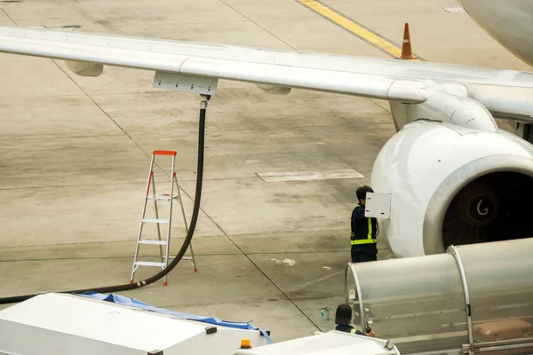 Nahaufnahme Weißes Flugzeug Geparkt Und Boden Betankt Mit Bodenpersonal — Stockfoto