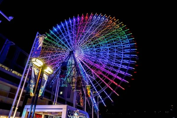 在日本大阪天宝山大港村夜间天宝山大巨型摩天轮上的七彩霓虹灯 — 图库照片