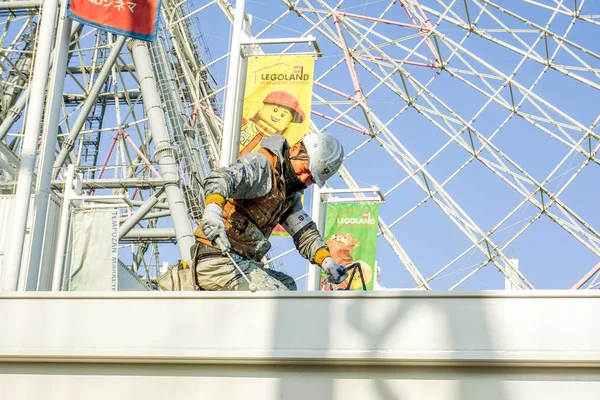 Osaka Japão Fevereiro 2018 Trabalhador Japonês Pretende Reparar Pintar Telhado — Fotografia de Stock