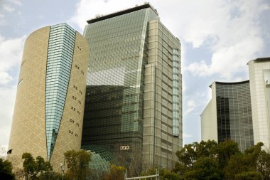 Osaka, Japonya, 19 Mayıs 2018: Nhk bina ve parlak mavi gökyüzü arka plan altında tarihi Osaka Müzesi.