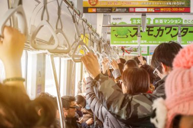Osaka, Japonya, 19 Mayıs 2018: Elinde tutan insanlar döngü ve tıkanıklık halkların görüntü üzerinde iş günü şehir tren başa Japonca.