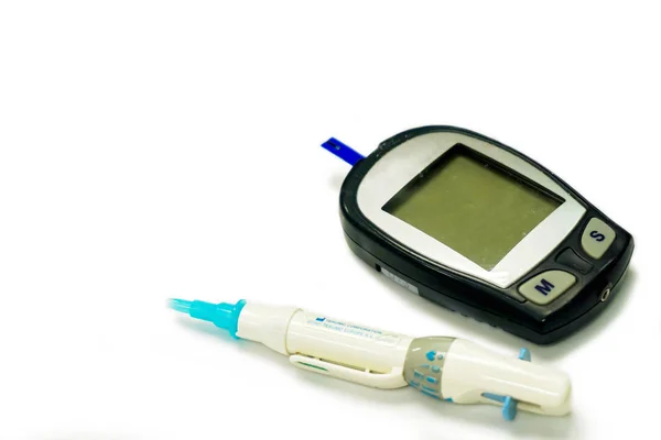 白色背景的赤 Fastclix 血糖检查针笔 和葡萄糖表检查隔离片 — 图库照片