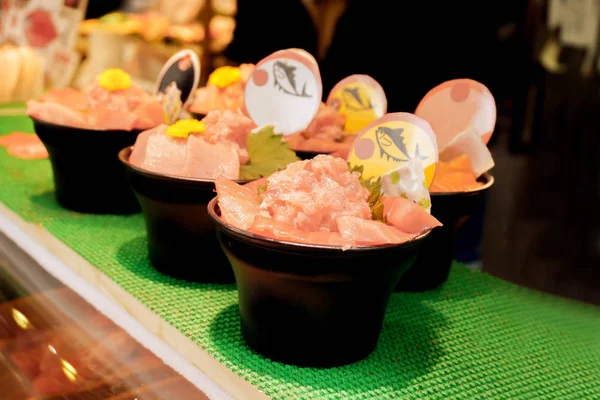 Японський Свіжі Сировини Харчування Тунця Сашимі Чорний Чаша Продажу Ринку — стокове фото