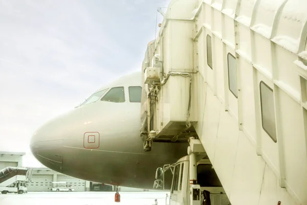 Крупный План Реактивный Мост Белый Самолет Припаркованный Земле Аэропорта Зимний — стоковое фото