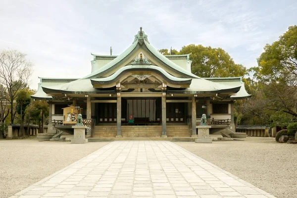 2018 大阪府 入り口と古代の日本神社明るい青い空を背景に木があります — ストック写真