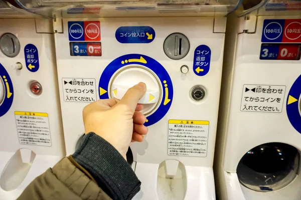 Осака Японія Травня 2018 Рука Туристичних Поворотним Ручка Gashapong Автомат — стокове фото