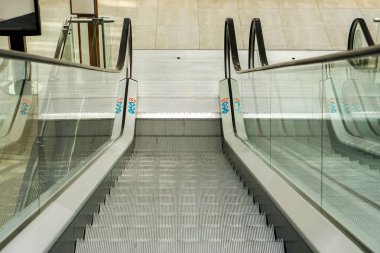 Alışveriş Merkezi yürüyen merdiven gözleri görünümünü bakıyor