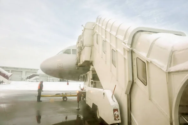 Ponte Jet Avião Branco Estacionado Chão Aeroporto Com Funcionários Companhia — Fotografia de Stock
