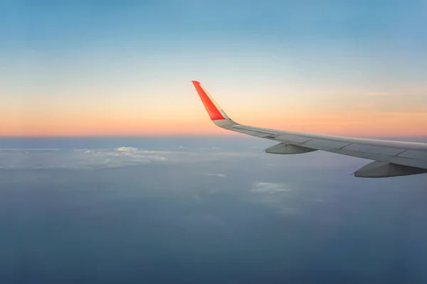Poza Widoku Okna Airplane Samolot Skrzydło Niebo Zachód Słońca Tła — Zdjęcie stockowe