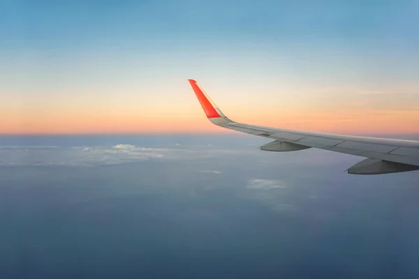 Vista Exterior Ventana Del Avión Con Ala Avión Cielo Fondo — Foto de Stock