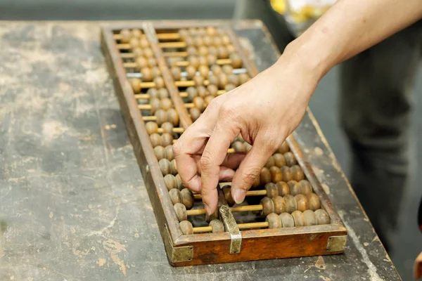 Személy Játszik Ősi Kínai Abacus Régi Fekete Fából Készült Asztal — Stock Fotó