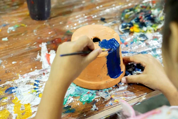 Menina Asiática Estudar Aprender Pintura Vaso Flores Sala Aula Arte — Fotografia de Stock