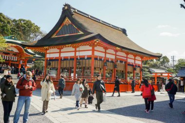 Kyoto, Japonya, 19 Ağustos 2018: Red hall in Fushimi Inari tapınak birçok halklar ile ibadet ve turist gelmesi. Fushimi Inari tapınak Kyoto, Japonya için antik popüler Japon tapınak biridir.