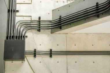 Tasarım ve yapısını boru elektrik telleri ve duvar arka bina üzerinde doğal güneş ışıklı panolar.