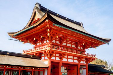 Kyoto, Japonya, 19 Ağustos 2018: Büyük Fushimi Inari tapınak Tapınak kapısı'nın ilk yer ziyaret edenler ve turistler güzellik Fushimi Inari tapınak içinde gelmesi.