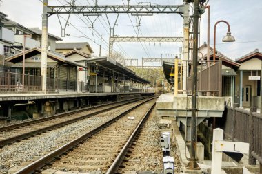 Nara, Japonya, 17 Ağustos 2018: Nara tren platformu Metal tren yolu mavi gökyüzü arka plan üzerinde perspektif ve dış görünümünü.
