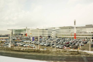 Chitose, Hokkaido ili, Japonya, 14 Mayıs 2018: Factory çok araba park edilmiş düzenli tam olarak mavi ve bulut gökyüzü arka plan üzerinde otopark fabrika personel.