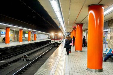 Osaka, Japonya 17 Ağustos 2018: Stop motion görüntü metro treninin gelen İstasyonu ve Japonca insanlar Osaka, Japonya'nın metro istasyonunda bekleyen.