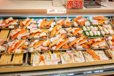 Osaka, Japonya, 16 Şubat 2018: Birçok kavrulmuş Kral Yengeç bacakları ve etiket fiyatı, Satılık Kuromon pazarında pençeleriyle. Çok lezzetli ama biraz pahalı olduğundan çok turistler için popüler olduğunu.