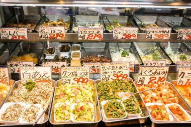 Osaka, Japonya, 16 Şubat 2018: Renkli ve çeşitli Japon yerel fast food Japon isimleri ve etiket fiyatı, Kuromon sokak pazar satışında. Çok lezzetli ve çok ucuz.