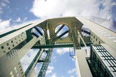 Osaka, Japonya, 19 Şubat 2018: Bak yukarı ve Osaka City parlak mavi gökyüzü altında bina Umeda gökyüzü görünümü dışında.