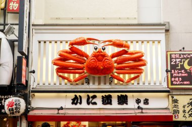 Osaka, Japonya, 19 Mayıs 2018: Kral Yengeç içinde gelip tadını turist çekmek için şeklinde street yürüyüş dotonburi üzerine Japon restoran belirtileri