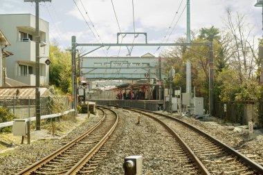 Tren Tren Platformu metal ve taş demiryolu parça ve cityscape Körfezi blusky ve kalabalık insan bekliyor bulanık arka plan.