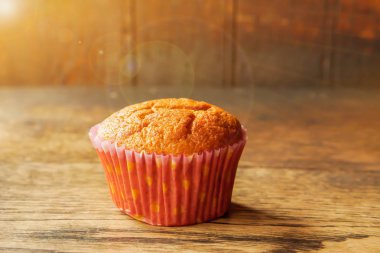 Tatlı Tay antik yumurta cupcake giy ahşap masa ve güneş patlaması ve Mercek parlaması ile arka plan.