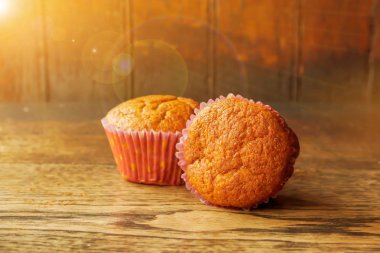 İki Yataklı Tay antik yumurta cupcake giy ahşap masa ve güneş patlaması ve Mercek parlaması ile arka plan.
