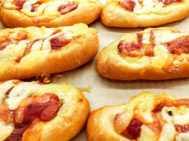 Portre ve sosis ekmek peynir bir fırın fırın kağıt üzerinde bir ürün alışveriş arka plan ve duvar kağıdı.