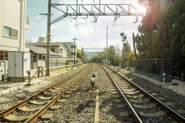 Metal Taş Demiryolu Parça Güneş Patlaması Kalabalık Insan Bekliyor Bulanık — Stok fotoğraf