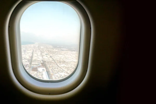 Nahaufnahme Fenster Flugzeug Mit Blauem Und Höherem Hintergrund Der Landschaft — Stockfoto