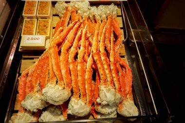 Closeup yanmış Kral Yengeç bacakları için alıcı etiketleri fiyat ve 