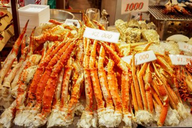 Yanık Kral Yengeç bacakları için alıcı etiket fiyatı Kuromon Market, Osaka, Japonya ile hizmet vermeye hazır bir sürü.