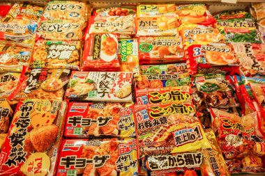 Osaka, Japonya, 16 Şubat 2018: Güzel ve çeşitli Japon işlenmiş gıda paketi Japon gıda pazarında dondurulmuş.
