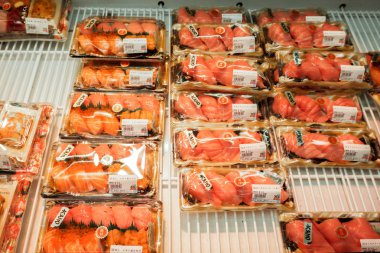 Osaka, Japonya, 19 Mayıs 2018: Japon Lokanta (Tuna ve somon suşi) paketi yemek adları ve Kuromon sokak pazarı, Osaka, Japonya gıda mağazasında fiyat etiketleri ile Satılık.