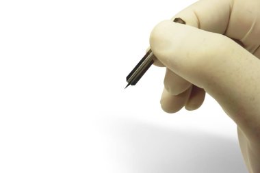 Portre ve krup el bir doktor beyaz Medikal eldiven ve kan lancet tutan gölge beyaz arka plan üzerinde yalıtmak ve yolları ile yapmak.