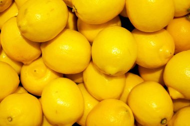 Portre ve kırpma yığın büyük limon. Taze Pazar satışında.