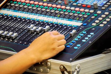Closeup el müzik ekolayzer ve ses müzik karıştırıcı Denetim Masası konserinde teknisyen sürgülü düğmelerinin.