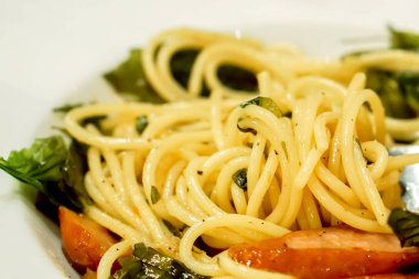 Beyaz seramik plaka üzerinde Tay tarzında tatlı ve kırpma sosis spagetti.