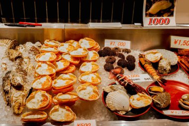 Izgara deniz ürünleri için alıcı etiket fiyatı Kuromon Market, Osaka, Japonya ile hizmet vermeye hazır.
