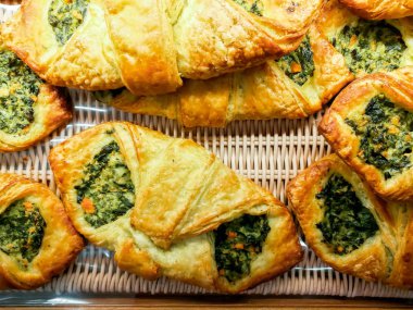 Ispanak Pie bir bambu ekmek sepeti üstten görünüm.