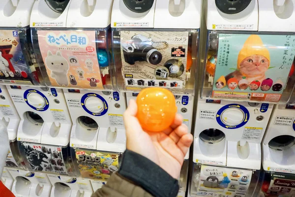 Osaka, Japonya, 19 Mayıs 2018: El Turizm holding ve gösteri kapsül oyuncak (Gashapong) üzerinde bulanık gashapong otomat. Gashapong kapsül oyuncaklar Japonya'da popüler otomat reçete biridir.